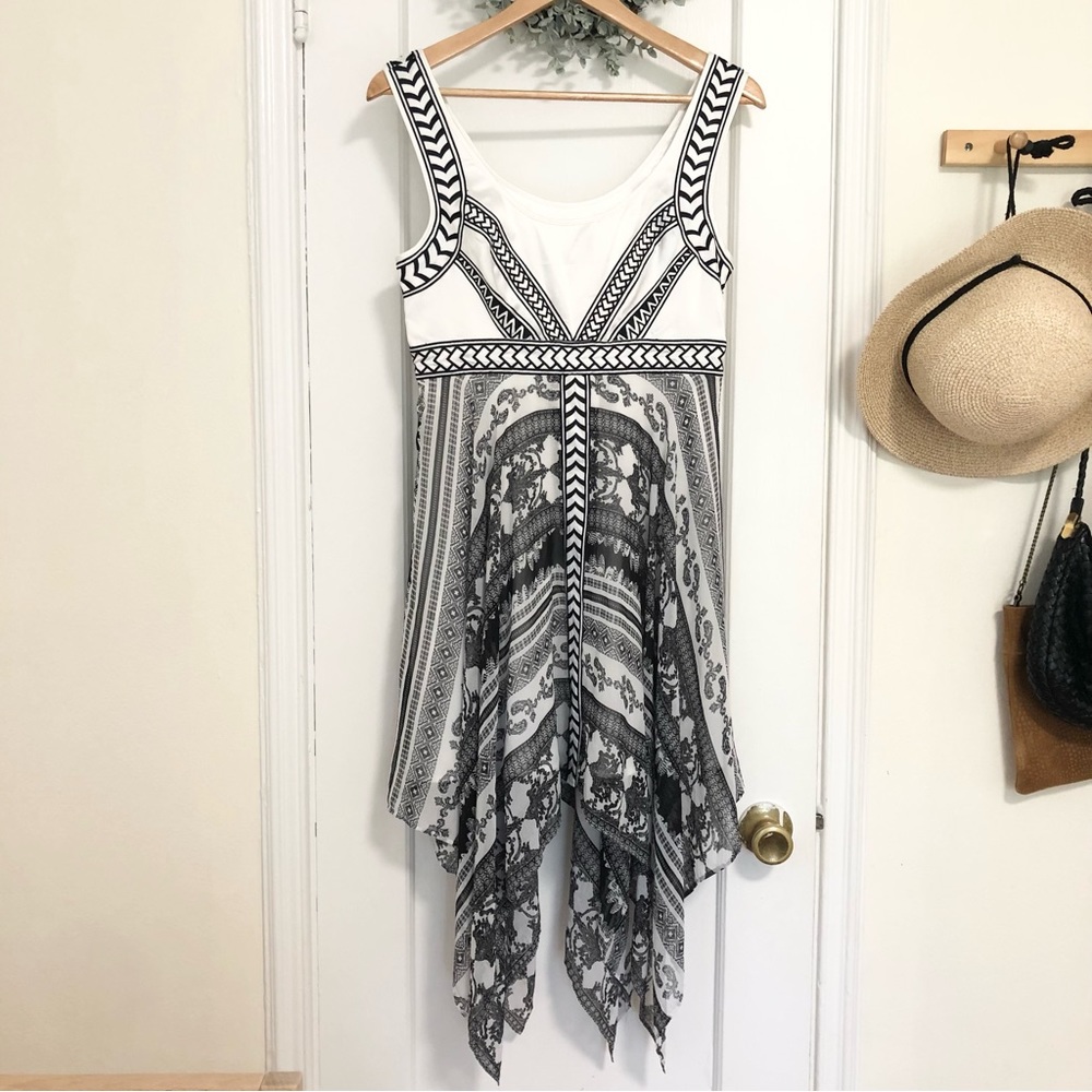 Bebe black/white flowy tapestry dress size 6 medium